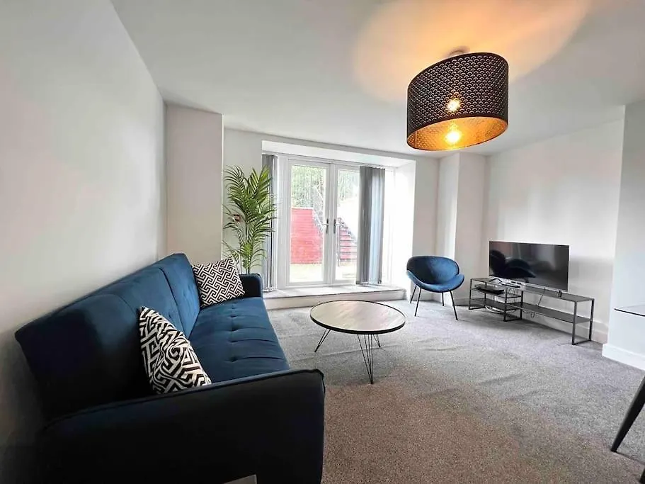 Free Parking - Lovely 2-Br Flat Near Salford Royal-1