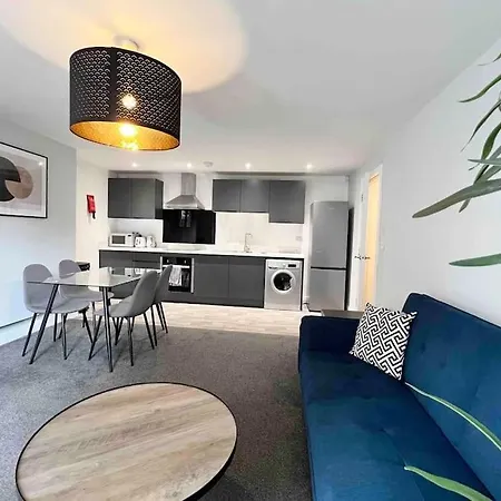 Free Parking - Lovely 2-Br Flat Near Salford Royal-2