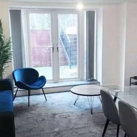 Free Parking - Lovely 2-Br Flat Near Salford Royal-3